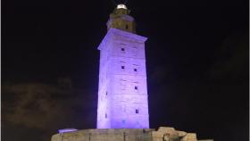 La Torre de Hércules morada por el Día Internacional de la Fibromialgia.