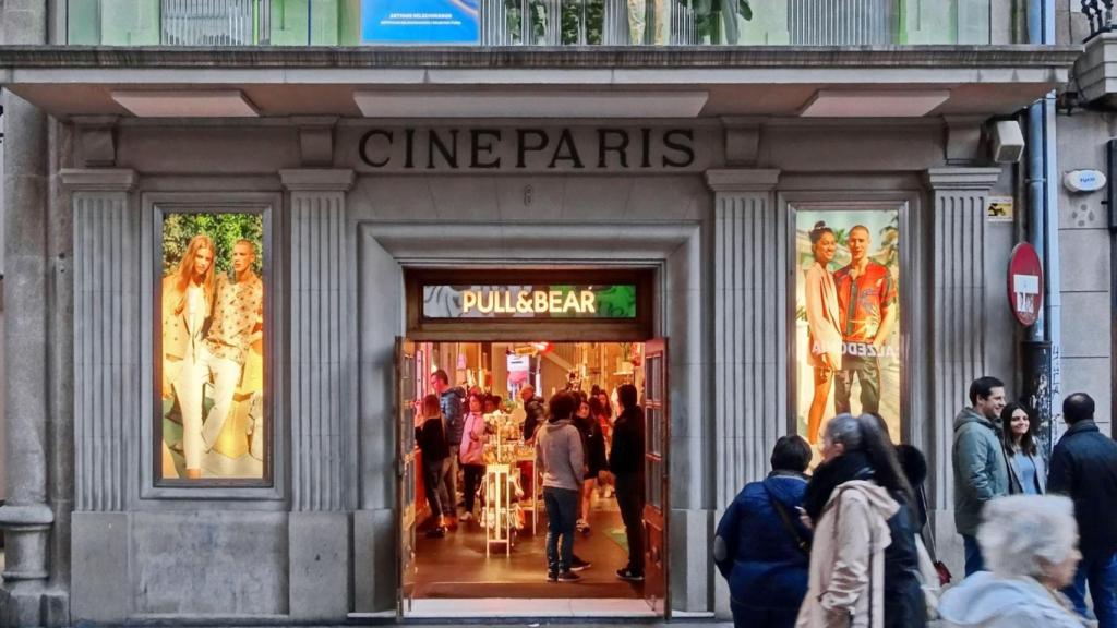 Fachada del Cine París en A Coruña en su etapa como Pull&Bear.