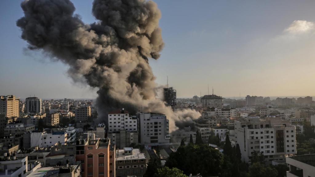 Vista de humo después del ataque israelí a la torre Al-Shorouq en la ciudad de Gaza.