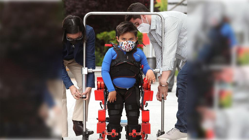 Víctor con el exoesqueleto.