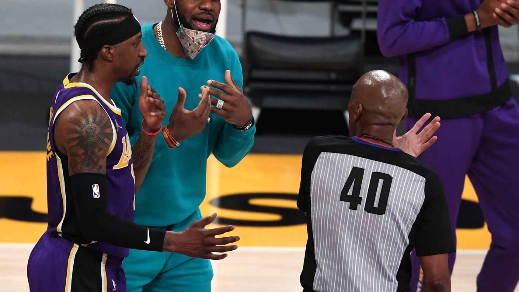 LeBron James protesta una acción a uno de los árbitros de un partido de la NBA