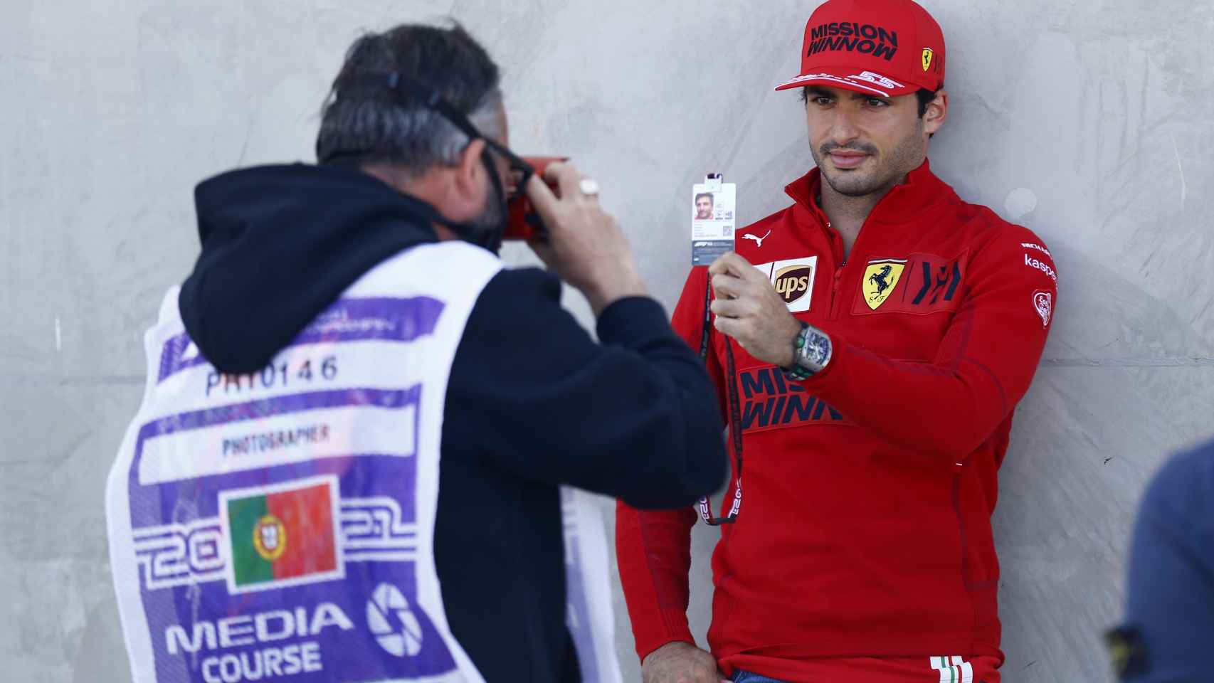 Carlos Sainz enseña su pase en el Gran Premio de Portugal de Fórmula 1 de 2021