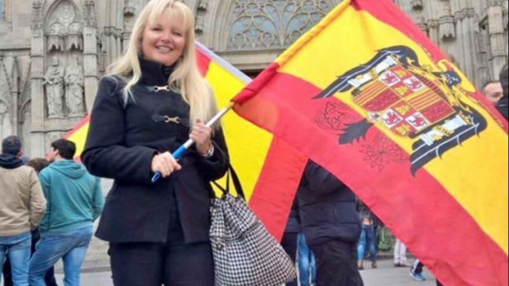 Marta posa con la bandera preconstitucional