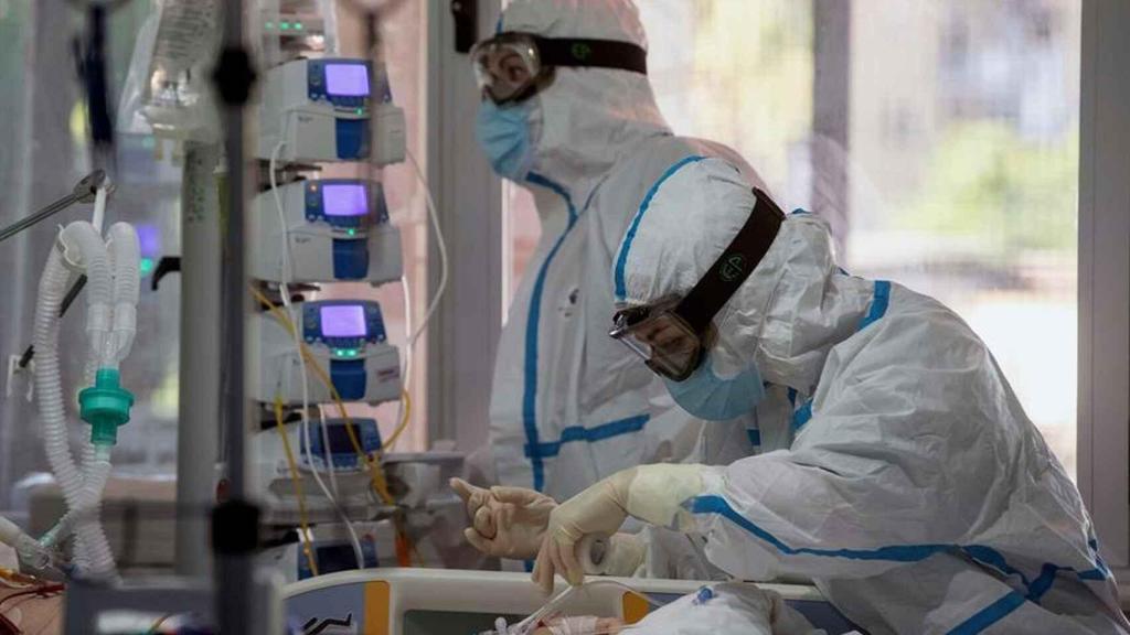 Sanitarios durante una intervención, en imagen de archivo.