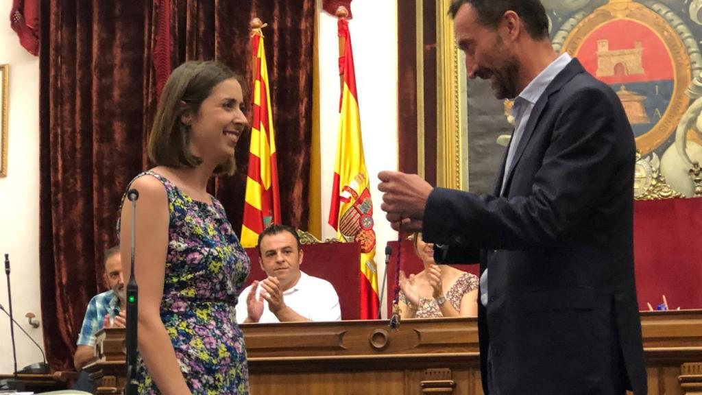 El alcalde Carlos González y la edil de Compromís Esther Diez, en la toma de posesión de 2019.