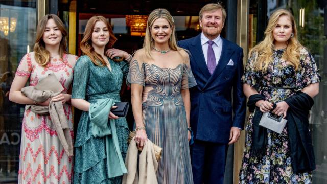 Máxima de Holanda junto a su esposo Guillermo y sus tres hijas, en la celebración de su 50 cumpleaños.