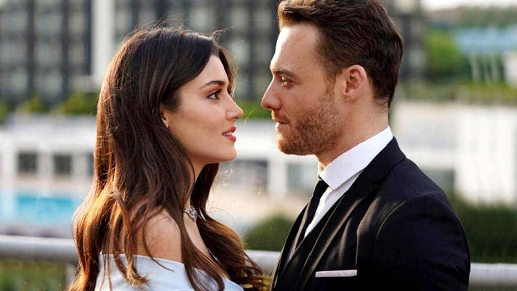 Hande Erçel y Kerem Bürsin, en una imagen promocional de 'Love is in the air'.