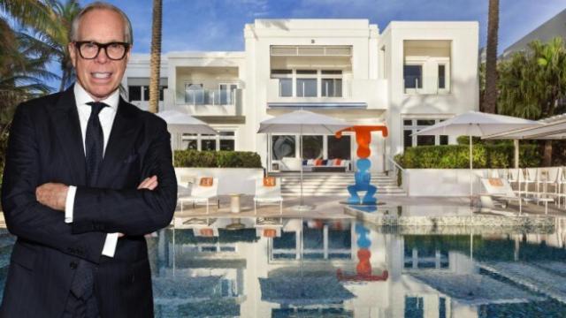 Tommy Hilfiger delante de la fachada de la casa que acaba de vender, en un montaje de JALEOS.