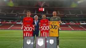 Savic, Koke y Oblak, con las placas conmemorativas del Atlético de Madrid
