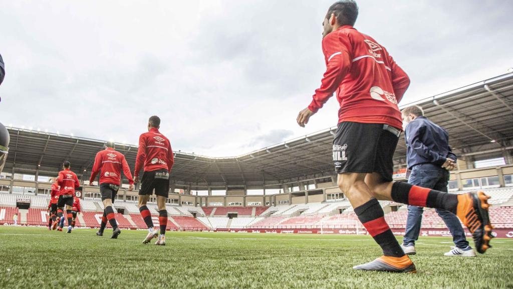 Los jugadores de la UD Logroñés saltan a Las Gaunas