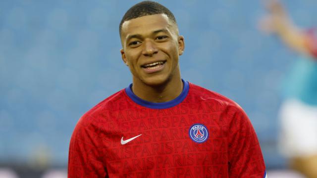 Kylian Mbappé, en el calentamiento previo al partido