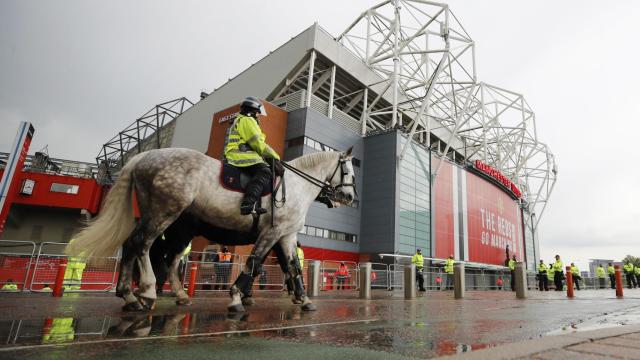 Oficiales de seguridad alrededor de Old Trafford