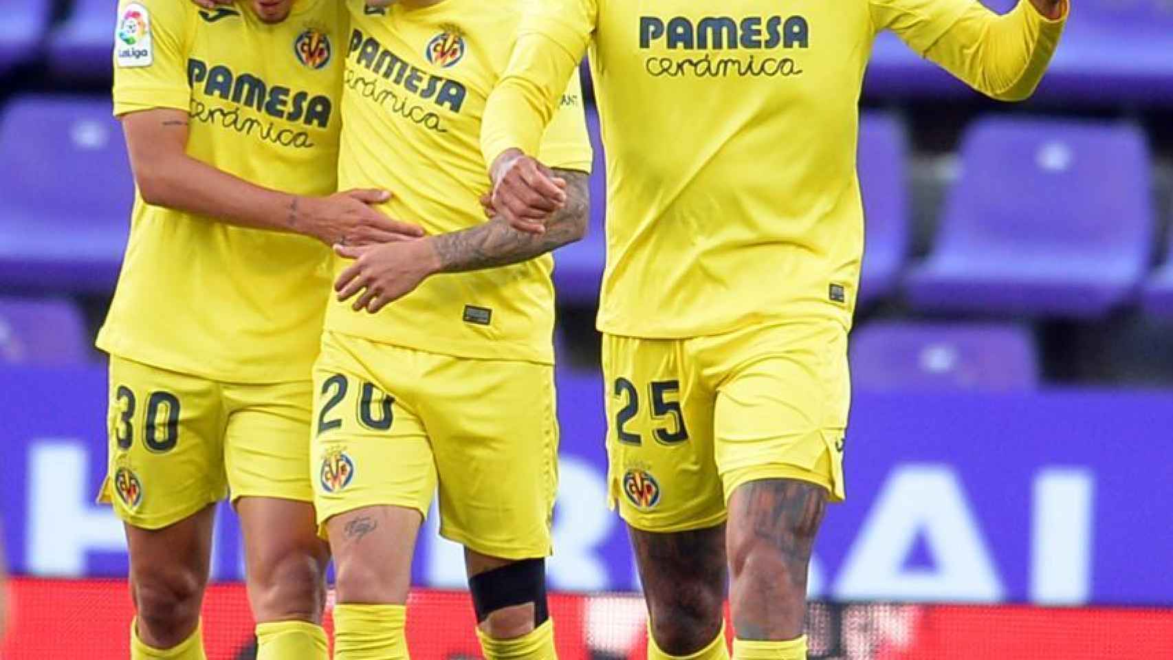 Los jugadores del Villarreal celebran con Capoue su gol
