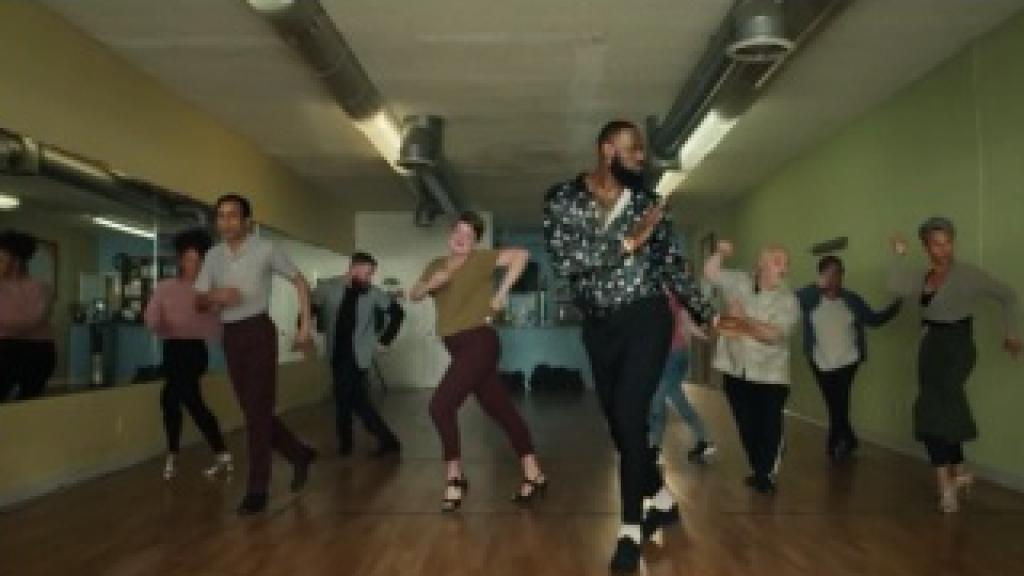 Anuncio de LeBron James bailando salsa