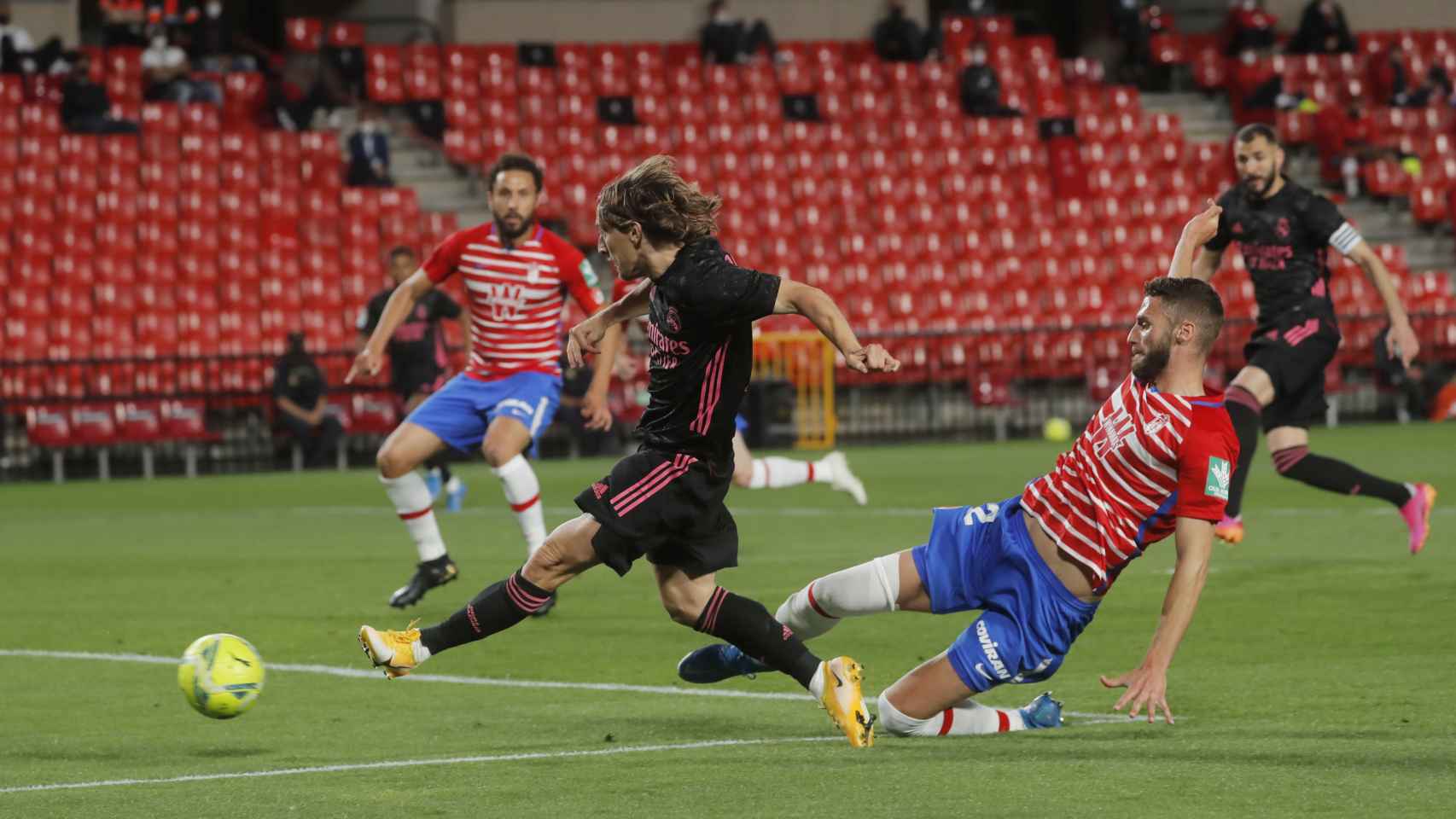 Luka Modric se adelanta a la defensa del Granada y marca gol
