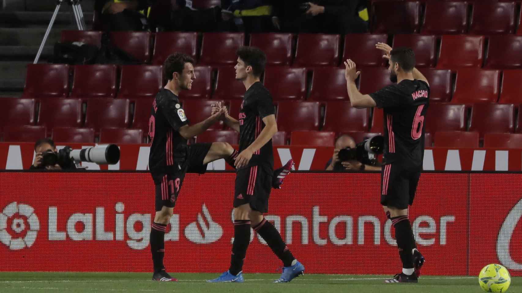 Los jugadores del Real Madrid felicitan a Álvaro Odriozola por su gol al Granada