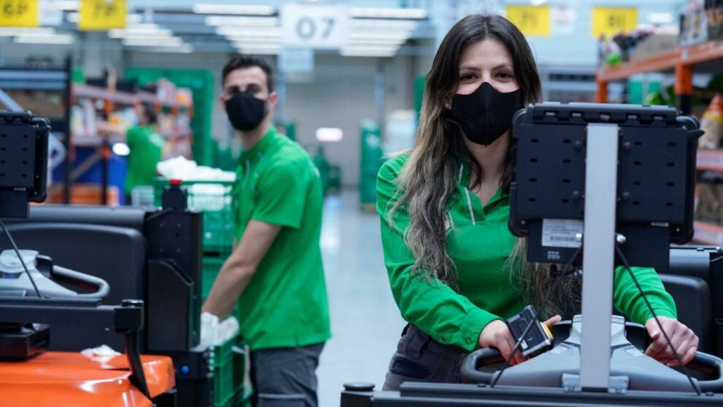 Mario y Coral, dos trabajadores de Mercadona, con sus nuevas mascarillas