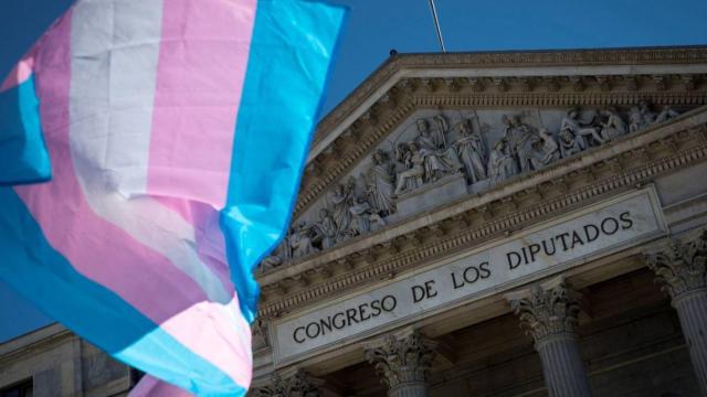 La bandera trans, frente al Congreso de los Diputados.