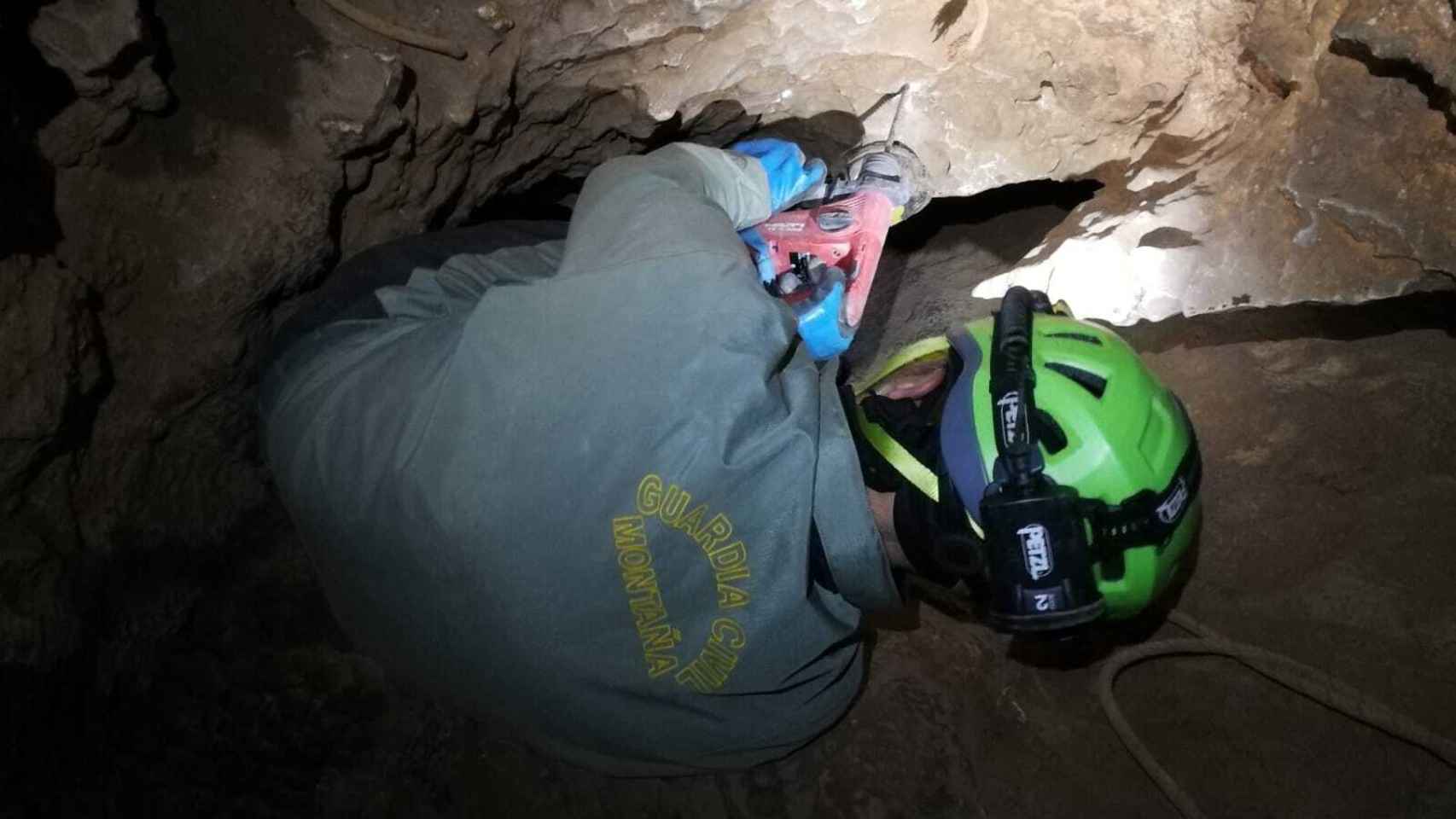 Un agente de la Guardia Civil durante las labores de rescate en la cueva de Albacete.