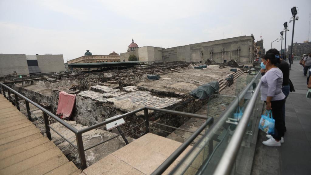 Varias personas observan la zona arqueológica del Templo Mayor hoy, en Ciudad de México.