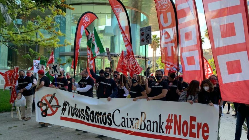 Los trabajadores de CaixaBank se manifiestan contra el ERE a la entrada de la junta de accionistas.