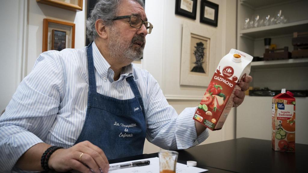 El gazpacho de Carrefour, en manos de López durante un momento de la cata.