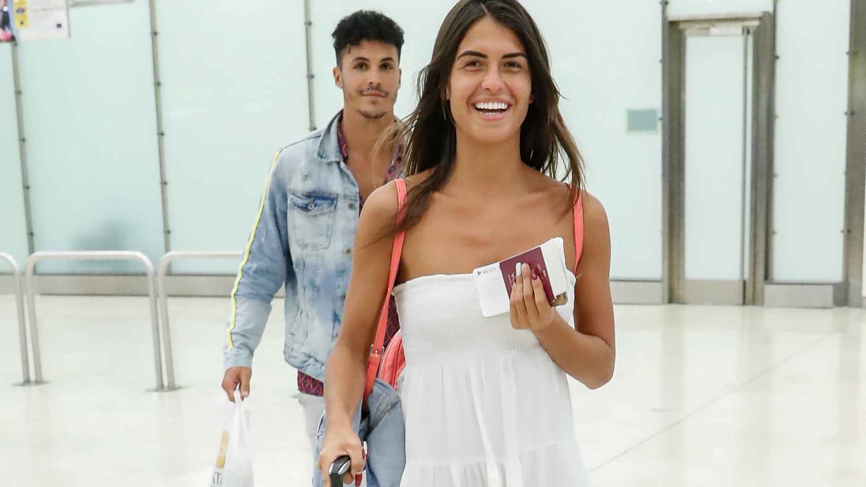 La pareja en Barajas a su vuelta de Ibiza en verano de 2019, cuando se oficializó la relación.