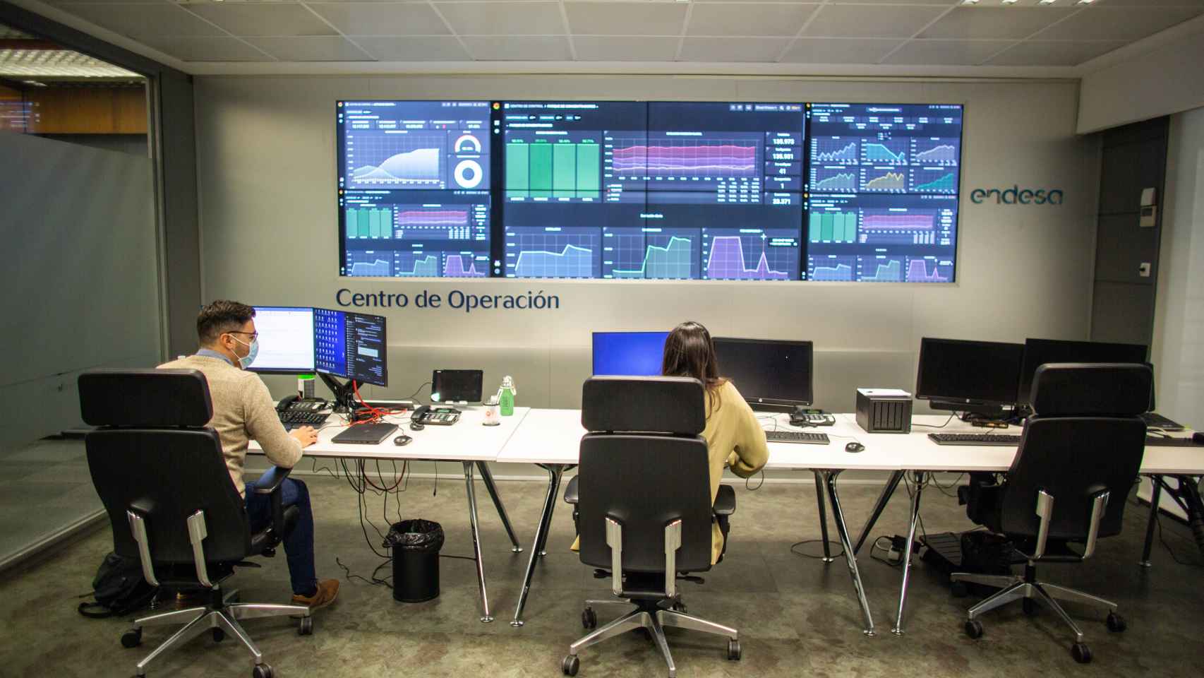 Varios técnicos en el Centro de Operaciones de Endesa en Sevilla.