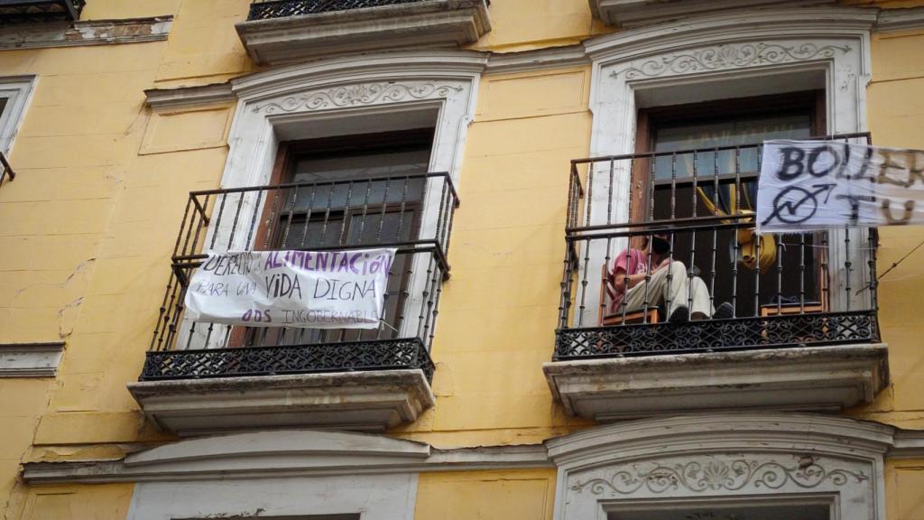 Una persona en un balcón del edificio de la Ingobernable.