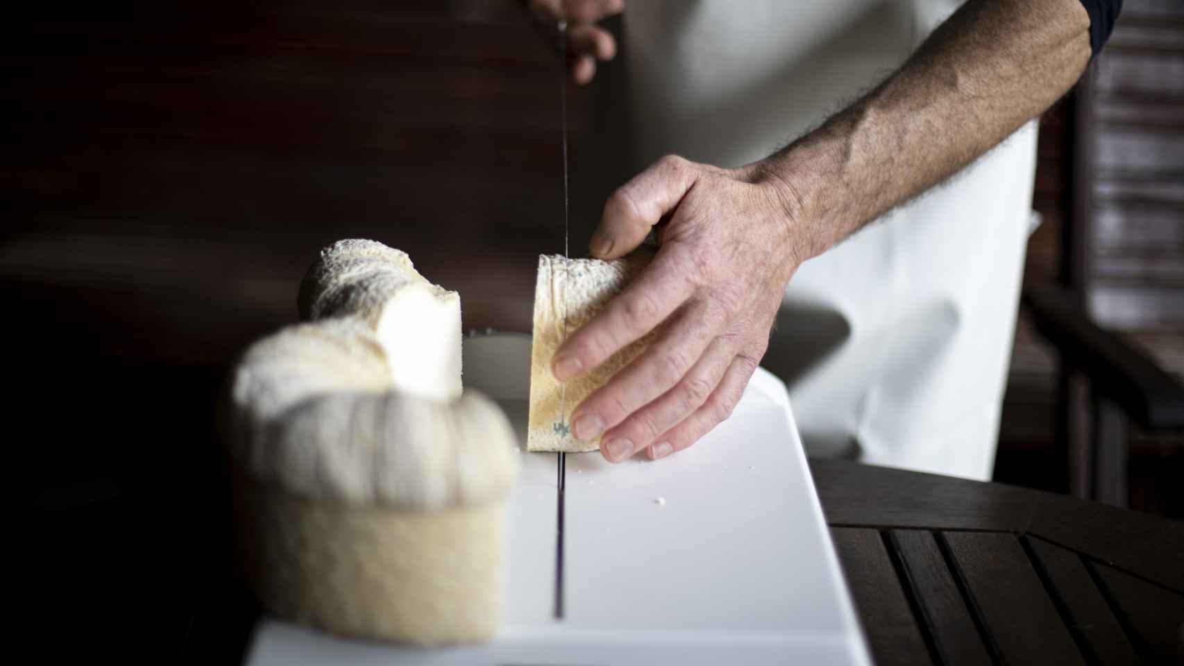 El maestro quesero Carlos corta uno de sus quesos D.O.P.  Cebreiro madurados.