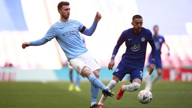 Laporte realizando un pase en el Manchester City - Chelsea