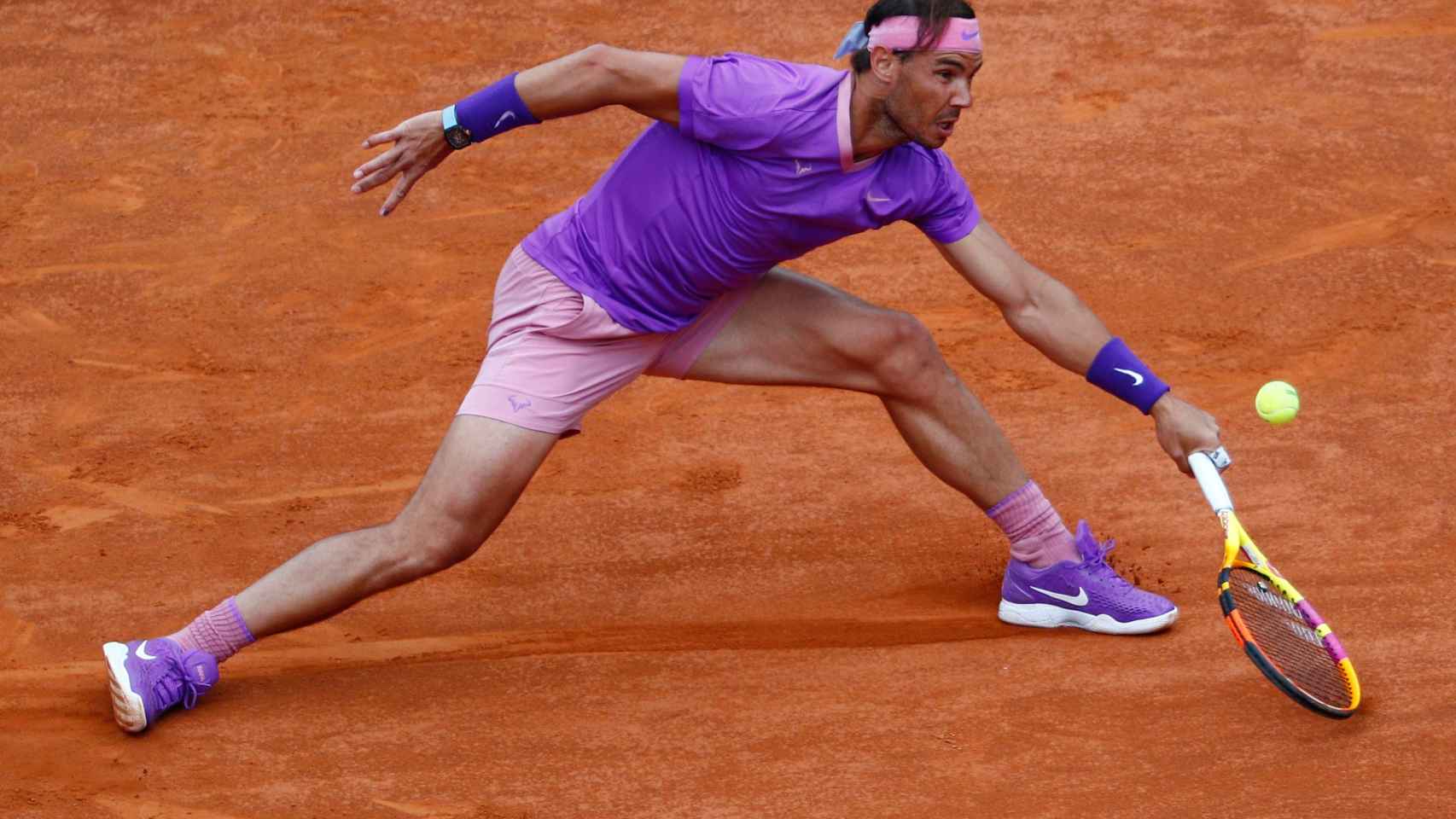 Rafa Nadal llega a una bola muy forzado en el Masters 1000 de Roma
