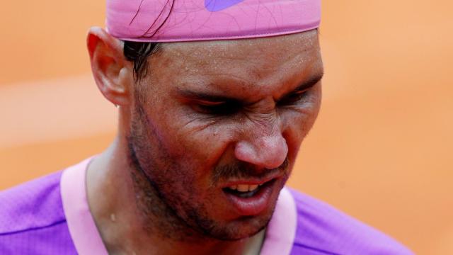 Nadal, con gesto de dolor en su partido en Roma contra Zverev