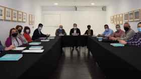 El alcalde de Albacete, Vicente Casañ, y el vicealcalde, Emilio Sáez, reunidos con los pedáneos en un encuentro para dar un repaso a los proyectos realizados y a los previstos