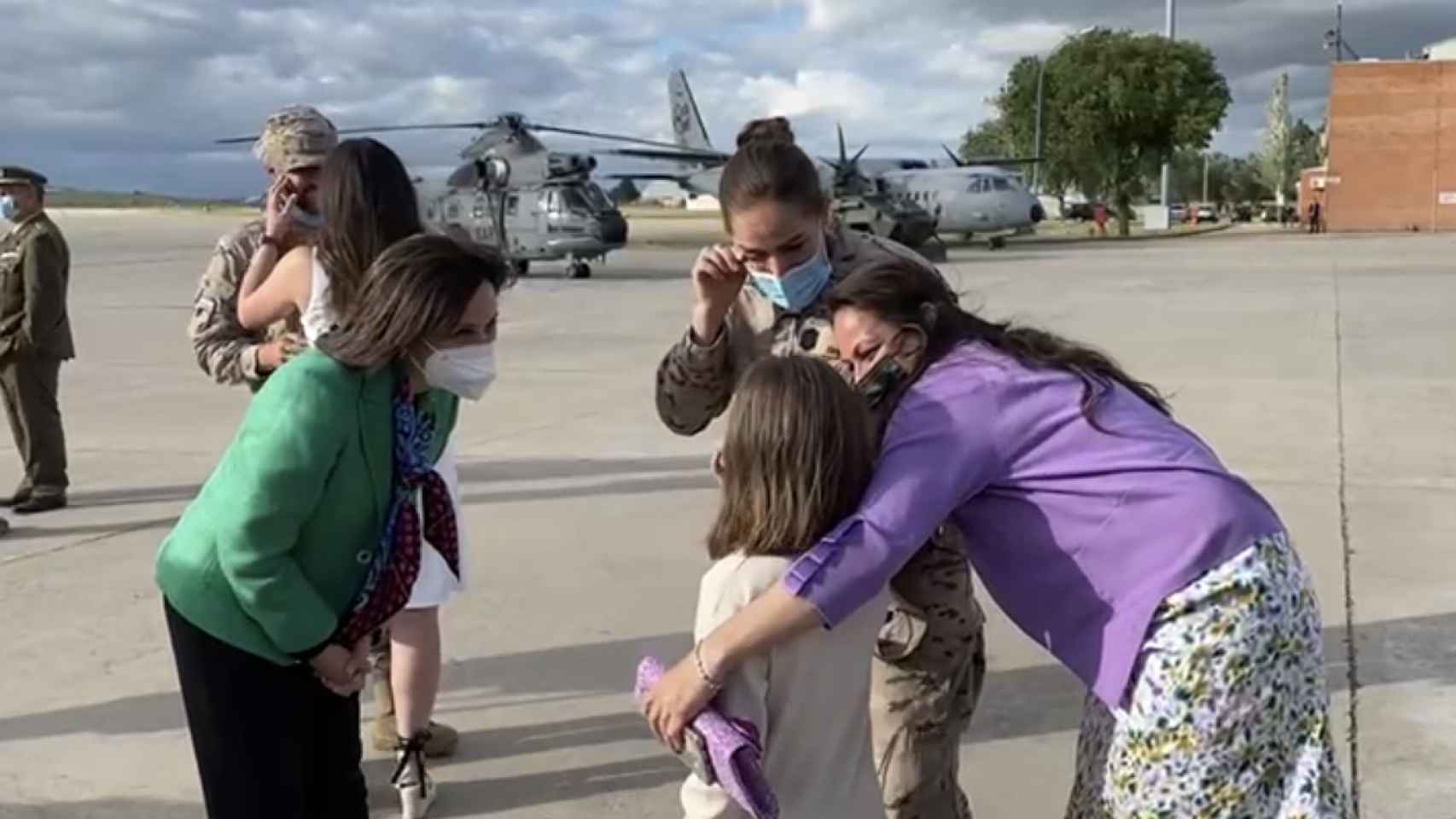 Margarita Robles junto a una militar que se reencuentra con su familia.