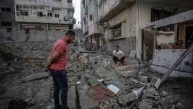Un palestino observa cómo ha quedado su casa tras ser destruida por misiles israelíes. Efe
