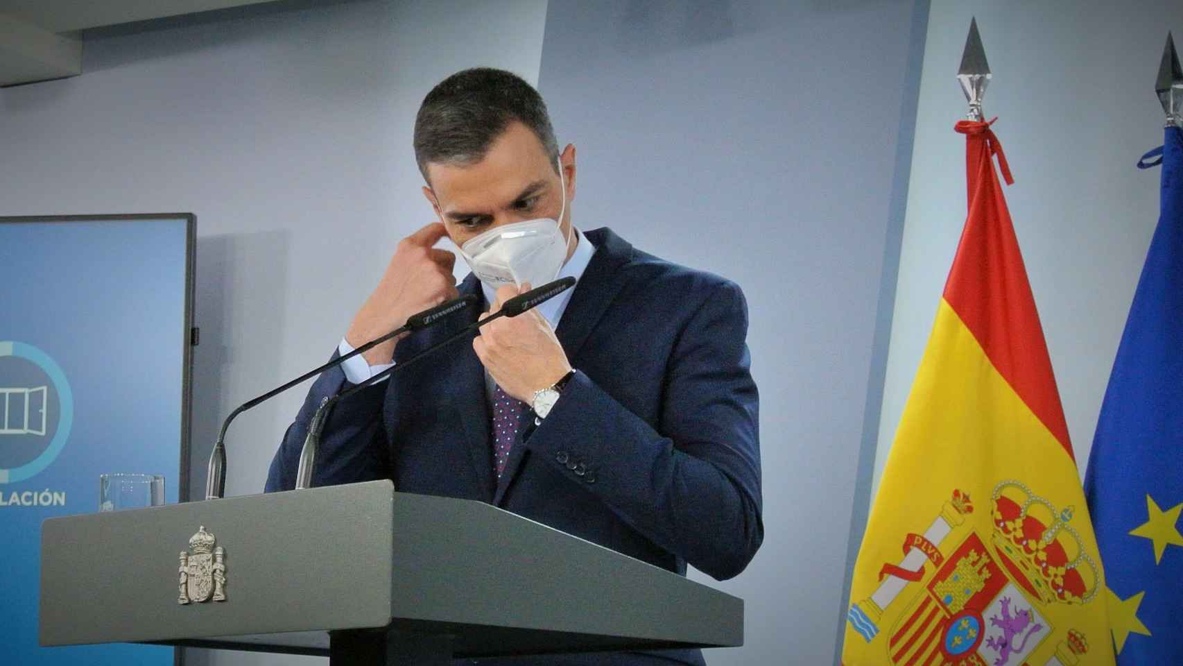 Pedro Sánchez, presidente del Gobierno, en la sala de prensa de Moncloa.