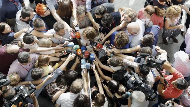 Susana Díaz rodeada de periodistas.