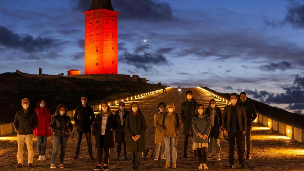 La Torre de Hércules de A Coruña se ilumina de rojo en la semana de la insuficiencia cardíaca