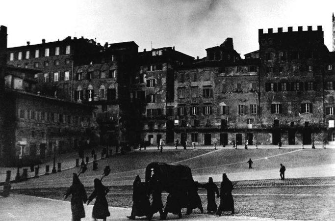 La piazza del Campo de Siena. Fotografiada por Enk Gunnar Asplund en 1914. Recogida en la Revista Arquitectura COAM, n322, pg 38-45