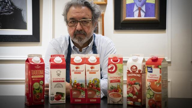 Juan José López, posando junto a los gazpachos catados.