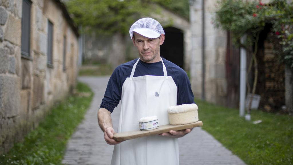 Carlos Reija, maestro quesero, es la única persona del mundo capaz de hacer un queso D.O.P. Cebreiro madurado.