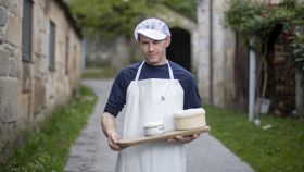 Carlos Reija, maestro quesero, es la única persona del mundo capaz de hacer un queso D.O.P. Cebreiro madurado.