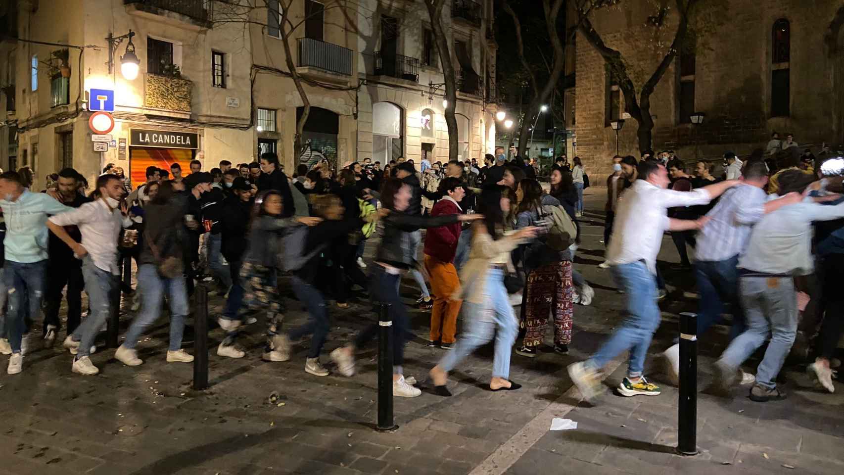 Un grupo de gente hace 'el trenecito' en Barcelona.