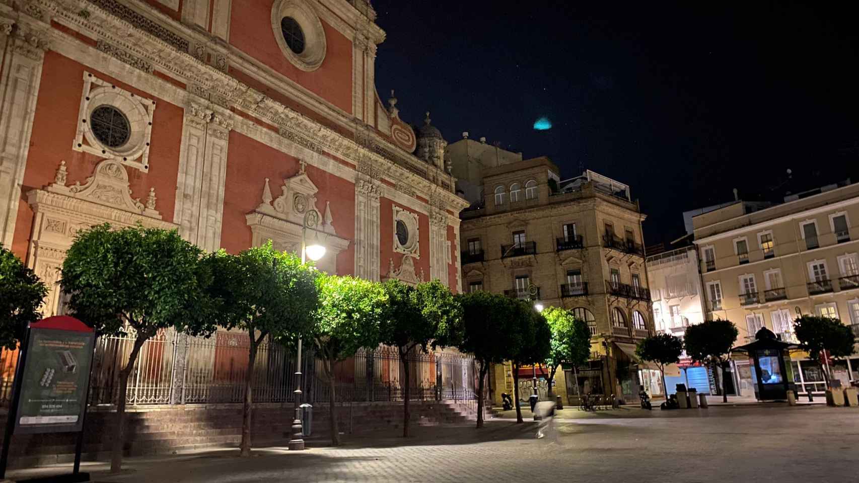 Una plaza totalmente desierta en Sevilla.