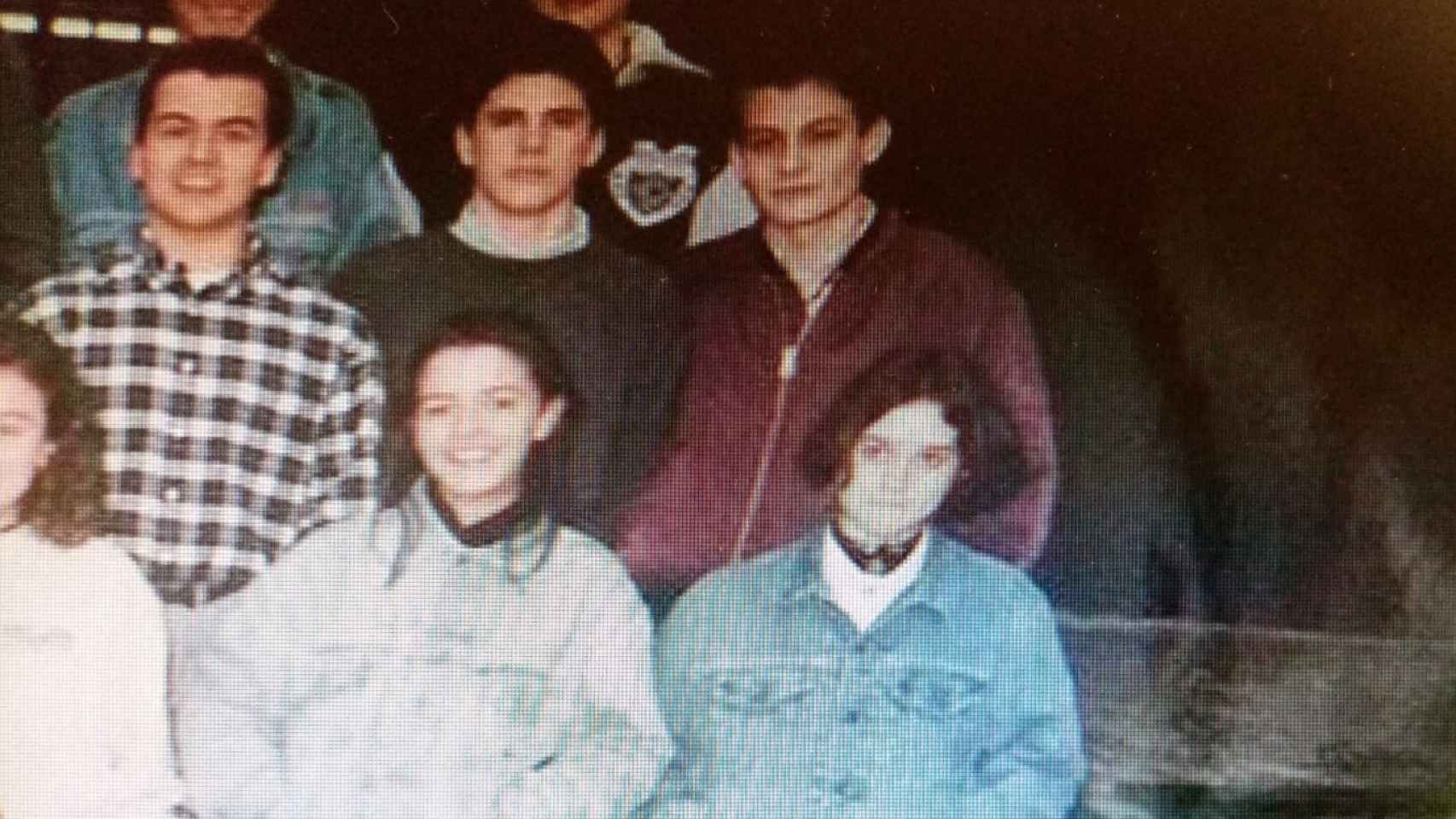 Ayuso de adolescente a la derecha, en una foto del colegio junto a otros compañeros.