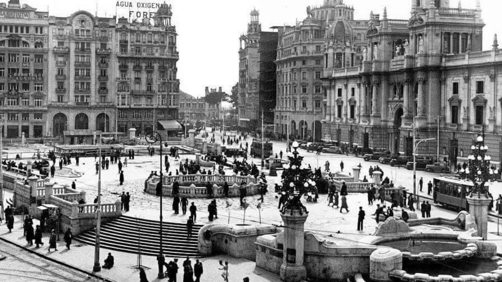 Vista de la Plaza del Ayuntamiento de Valencia entre los años 30 y 60, antes de la reforma franquista.