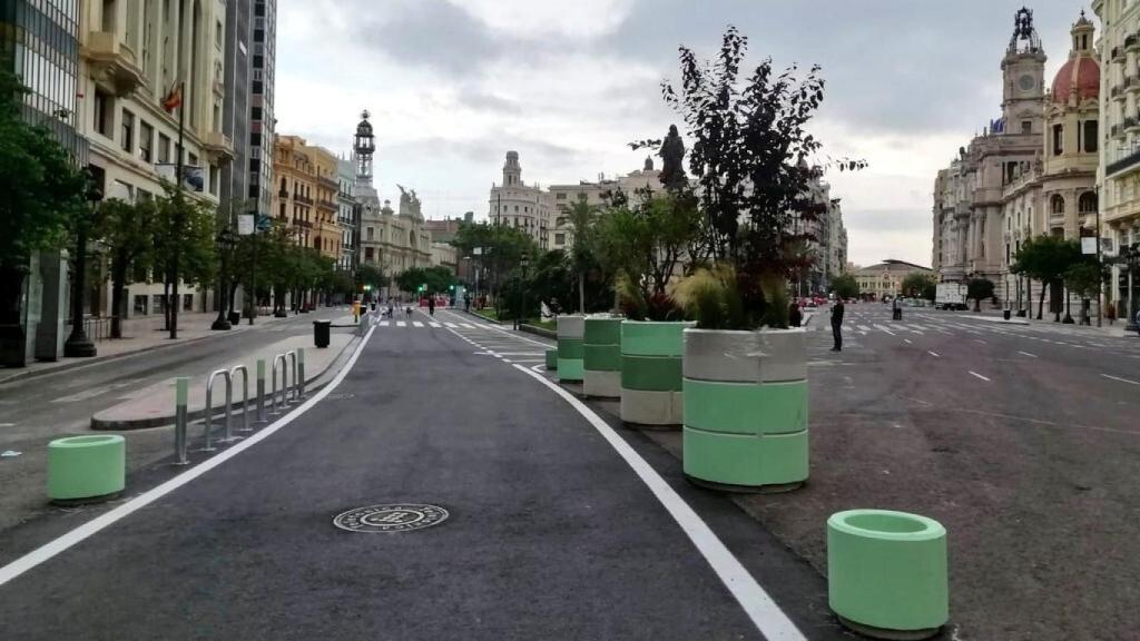 Maceteros instalados en la Plaza del Ayuntamiento de Valencia. EE