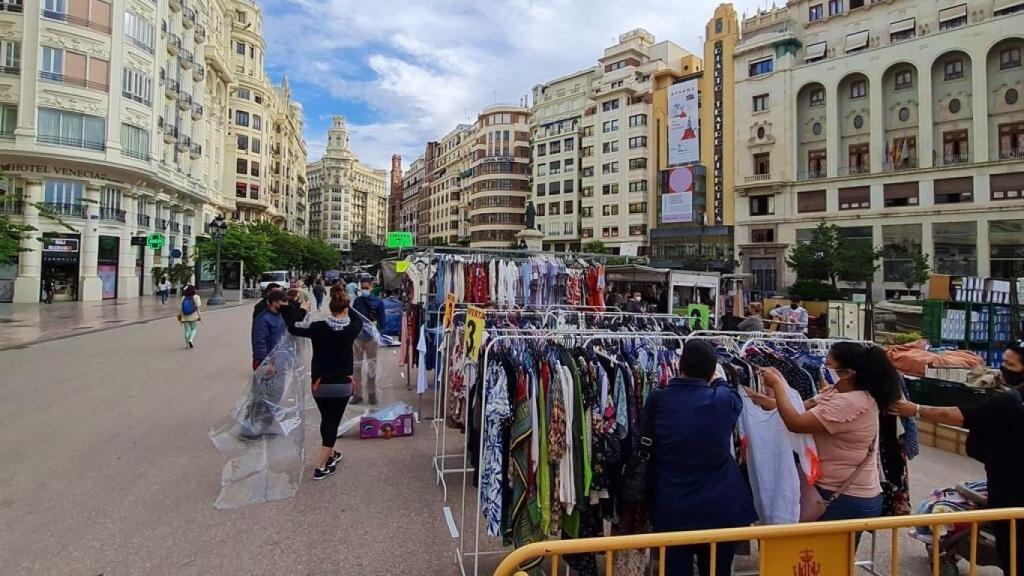 Vista del Mercadillo de la Plaza del Ayuntamiento de Valencia. EE