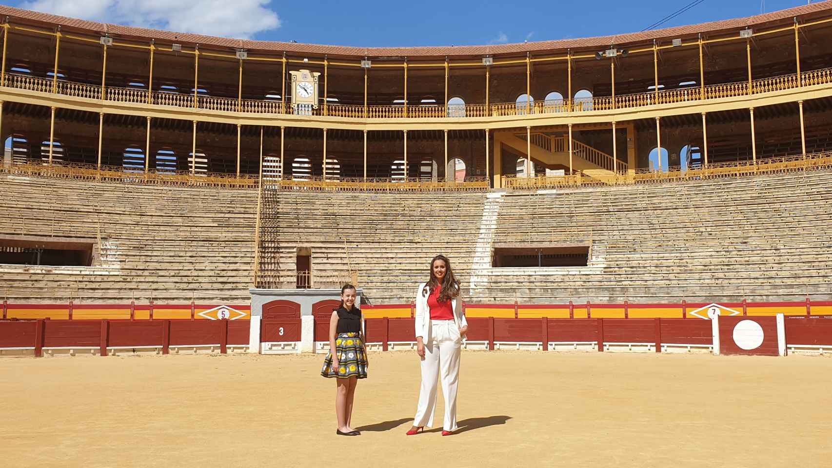 Noelia Vinal e Isabel Bartual, Bellees del Foc 2019, en la plaza de toros. Estilismo: Sfera para El Corte Inglés.